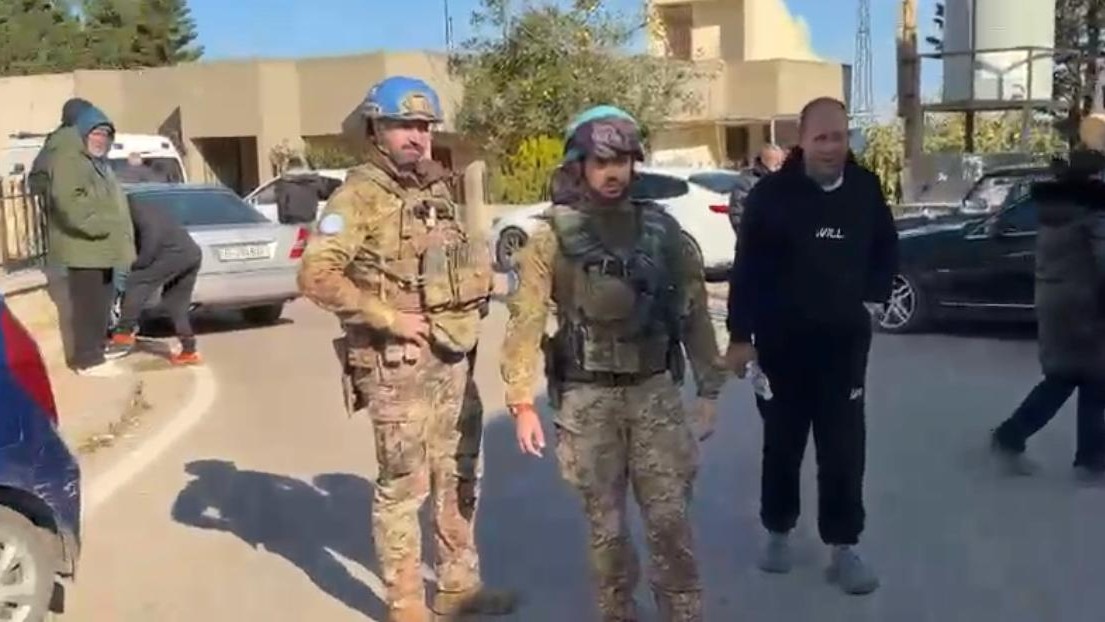 اهالي علما الشعب يستعدون للمغادرة برفقة قوة من الكتيبة الايطالية